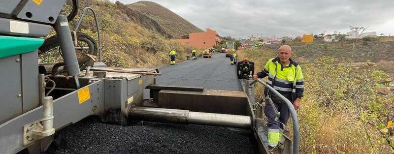 Trabajos de asfaltado en la vía de acceso a Lomo Blanco desde Maipez/TA.
